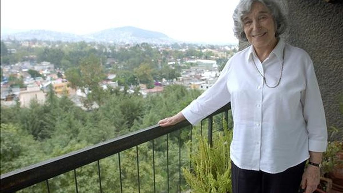La escritora mexicana de origen aleman, Margit Frenk, posa en su hogar en Ciudad de México. Frenk es miembro de la Real Academia de la Lengua Mexicana y está muy vinculada a la Universidad de Salamanca. EFE/Archivo