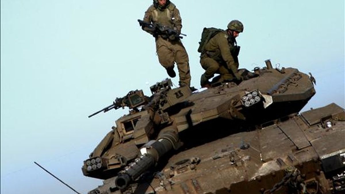 Soldados israelíes, fotografiados sobre un tanque durante la ofensiva contra Gaza el pasado mes de enero. EFE/Archivo