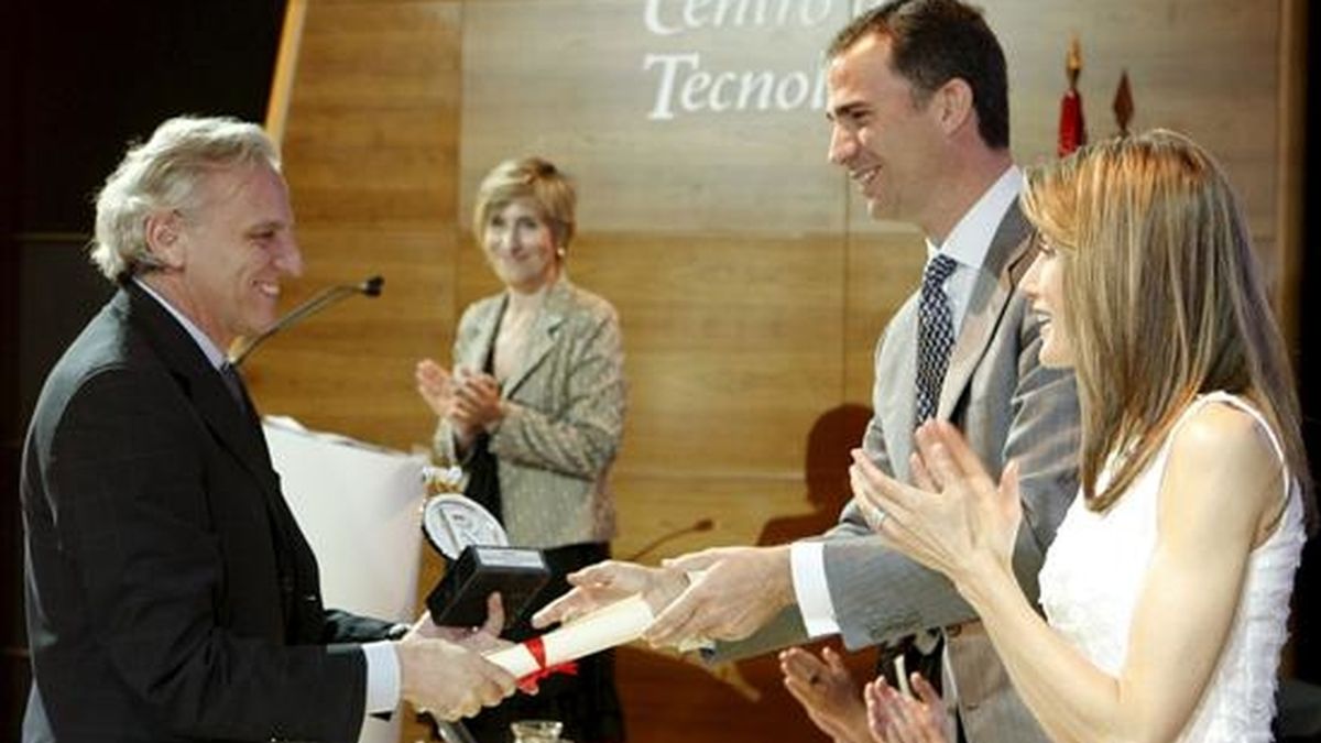 Los Príncipes de Asturias entregan al presidente de la Agencia EFE, Alex Grijelmo, en la categoría de comunicación, el galardón que le acredita al medio como nuevo embajador honorario de la "Marca España", en un acto celebrado hoy en la localidad madrileña de Móstoles. EFE