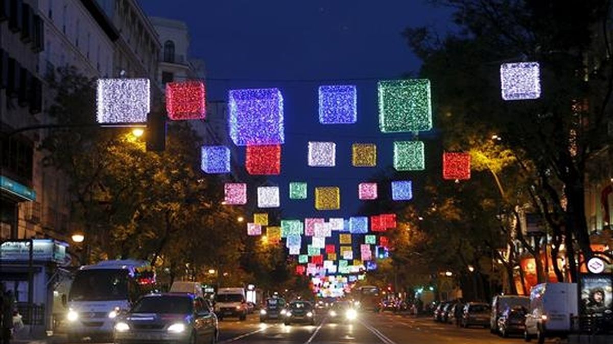 Vista de la calle Goya de Madrid que luce un alumbrado navideño con un diseño formado por cubos de colores fabricados en LED (diodo emisor de luz), obra de la diseñadora Purificación García. EFE