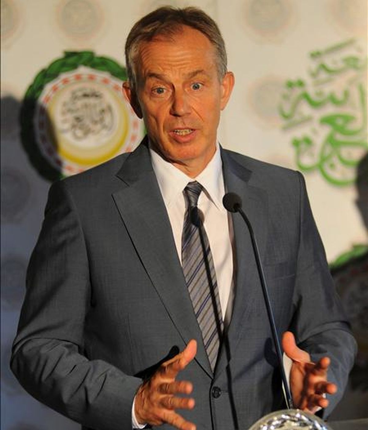 El enviado del Cuarteto para Oriente Medio, Tony Blair, ofrecen una rueda de prensa al término de su reunión con el secretario general de la Liga Árabe, Amre Moussa, en El Cairo (Egipto), hoy, 8 de julio de 2010. EFE