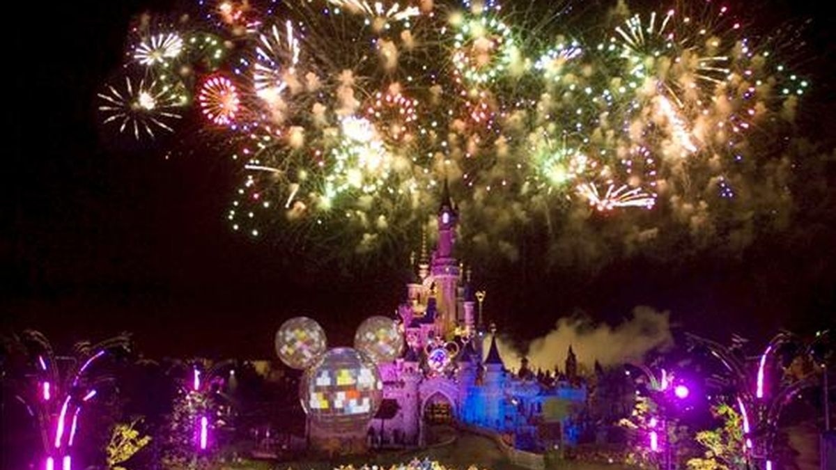 El Universo Disney se prepara para celebrar a Mickey, su personaje fundador y el "ratón más querido del mundo", según los responsables del Parque europeo de atracciones donde todo está ya, casi listo, para una fiesta que se prolongará durante todo un año a partir del próximo 4 de abril. En la imagen, momento de la inauguración del año Mickey en Disneylandland Resort París. EFE