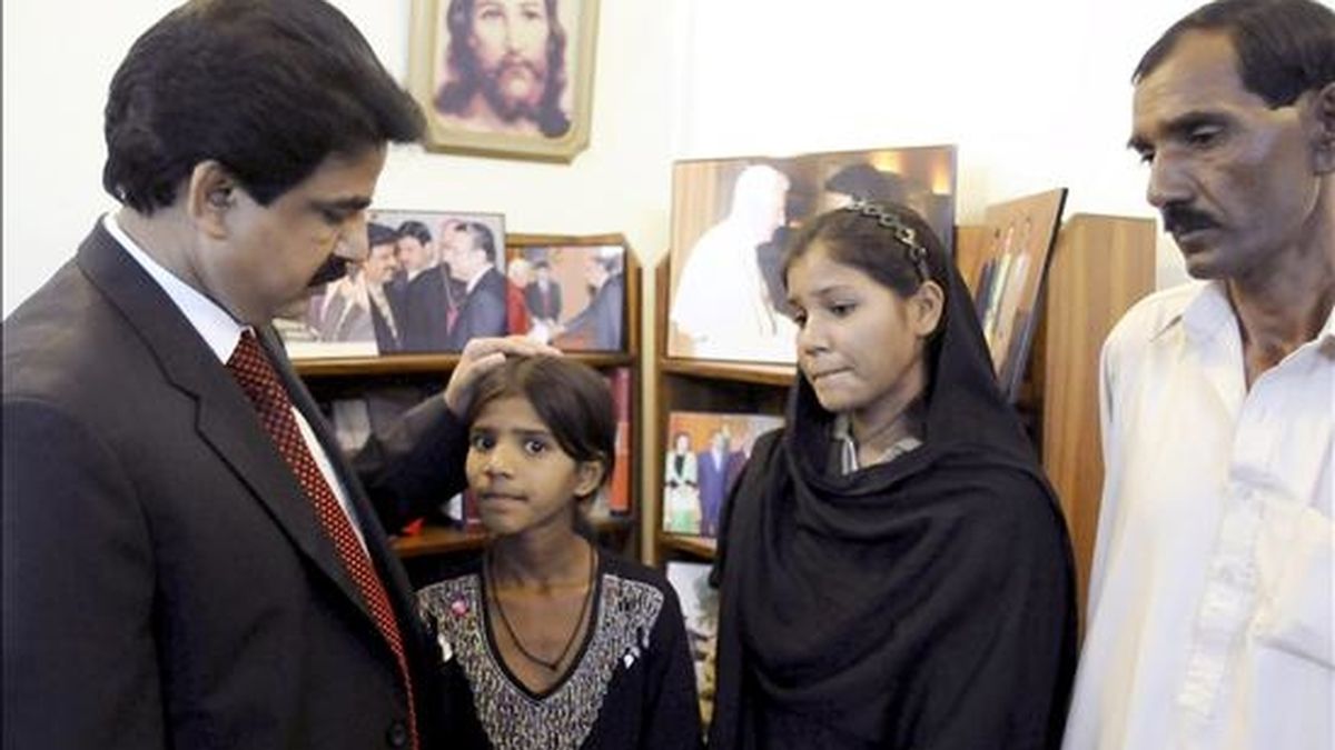 El marido de la cristiana paquistaní Asia Bibi, acusada de haber insultado a Mahoma, Ashiq Masih, (d), y sus hjijas Sidra Bibi, y Isham Bibi, se reúnen con Shahbaz Bhatti, el ministro paquistaní para las minorías, en Islamabad, Pakistán, el 20 de noviembre de 2010. EFE/Archivo