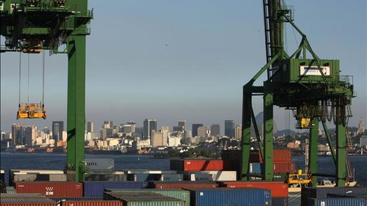 El superávit comercial brasileño se ha disparado hasta los 6.700 millones de dólares en el primer cuatrimestre de este año, un 51,3% más que en los primeros cuatro meses de 2008. EFE/Archivo El superávit comercial brasileño se ha disparado hasta los 6.700 millones de dólares en el primer cuatrimestre de este año, un 51,3% más que en los primeros cuatro meses de 2008. EFE/Archivo