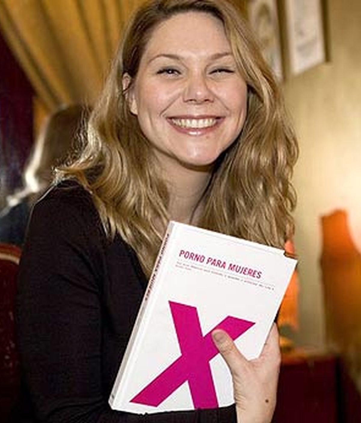 Erika Lust posa con su libro 'Porno para mujeres'.