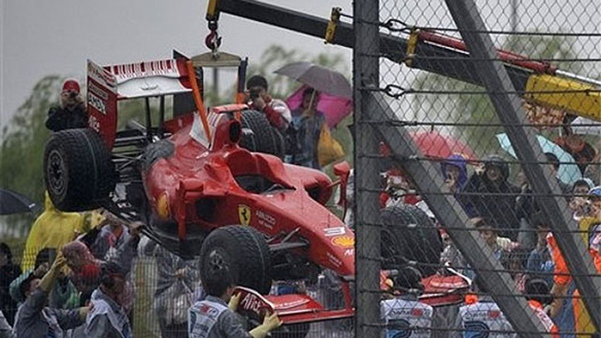 El F60 de Felipe Massa es retirado por los comisarios de pista en el Gran Premio de China. FOTO: AP.