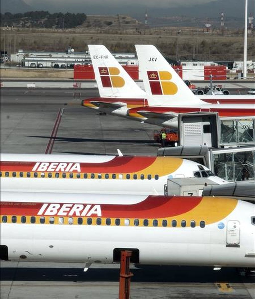 El consejo de administración de la aerolínea española Iberia decidió hoy renunciar a su derecho a rescindir el contrato de fusión con British Airways si no quedaba satisfecha con el acuerdo alcanzado entre la empresa británica y los administradores de los fondos de pensiones de sus empleados. EFE/Archivo