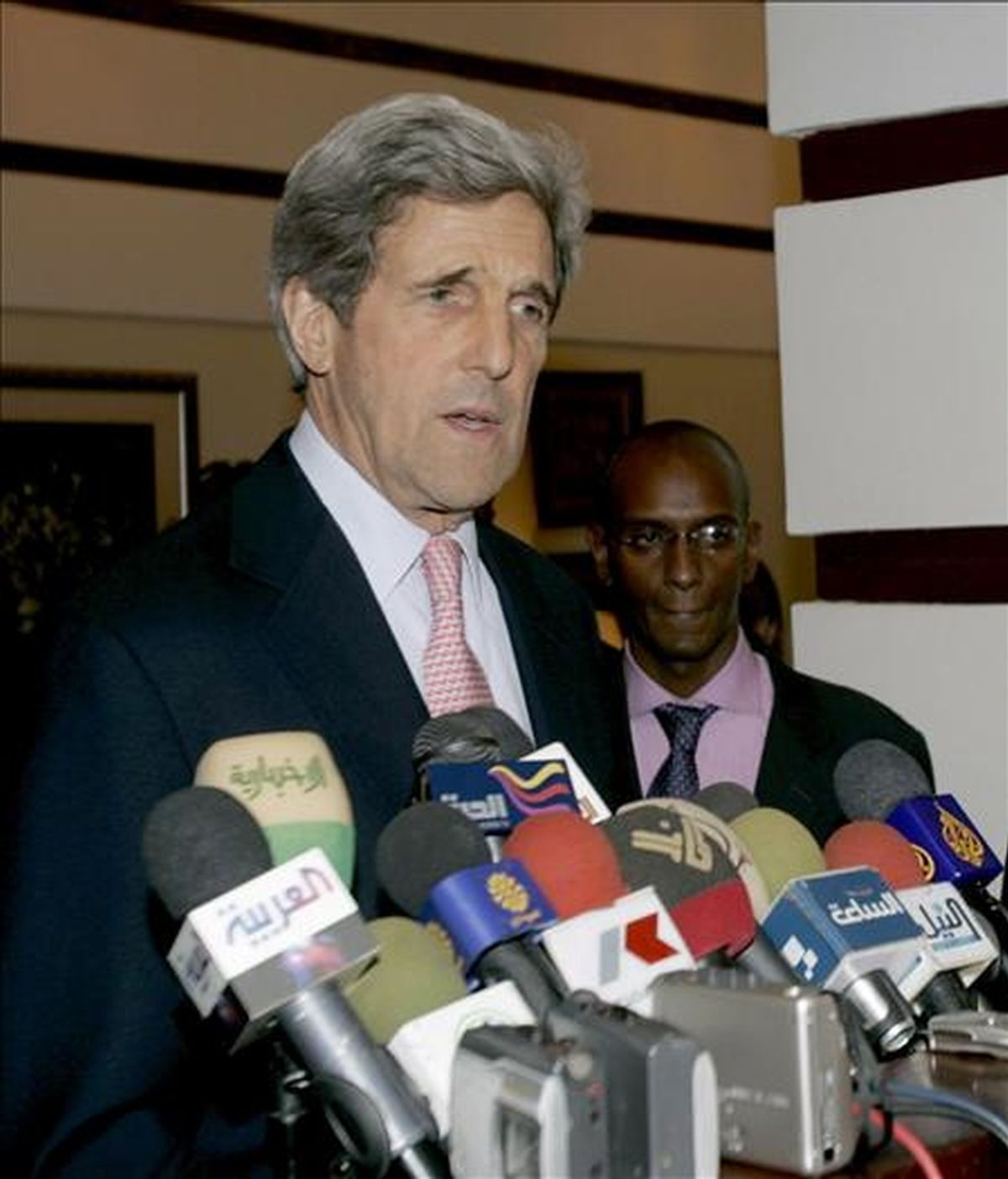 El presidente del Comité de Relaciones Exteriores del Senado de EE.UU., John Kerry, tras aterrizar en Jartum. EFE