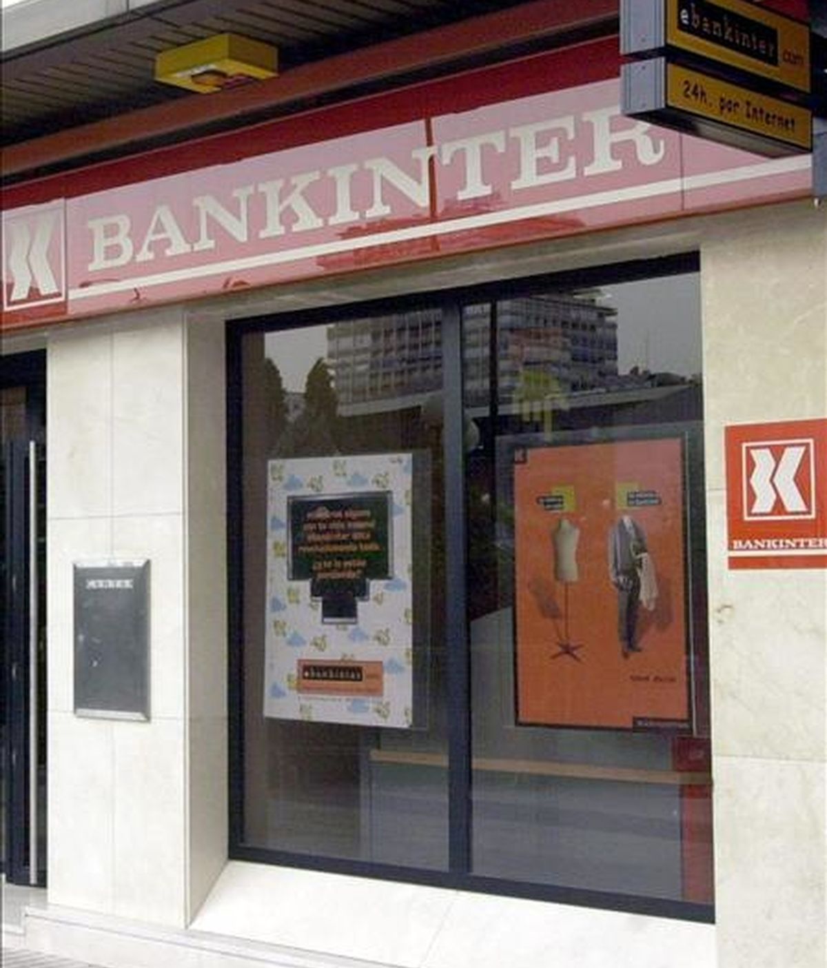Fotografía de archivo tomada el 1 de agosto del 2001 de una sucursal de Bankinter en Madrid. EFE/Archivo