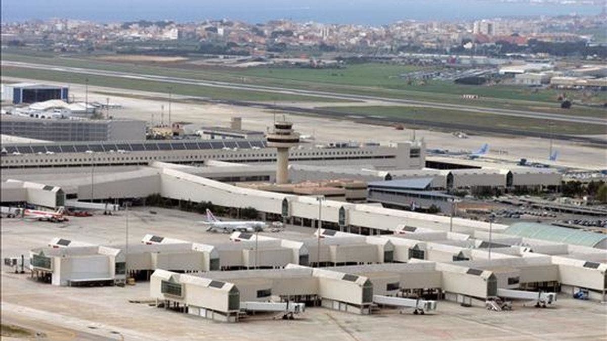 Los aeropuertos de Palma, Menorca e Ibiza se encuentran en situación "rate cero", es decir cerrado a las operaciones de aterrizaje y despegue, tras haber abandonado los controladores sus puestos de trabajo. EFE/Archivo