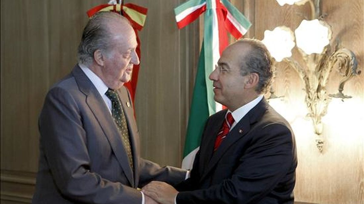 El Rey Juan Carlos I (i) saluda al presidente de Mexico, Felipe Calderón, al inicio del almuerzo que han mantenido hoy durante la XX Cumbre Iberoamericana de Jefes de Estados y de Gobierno. EFE