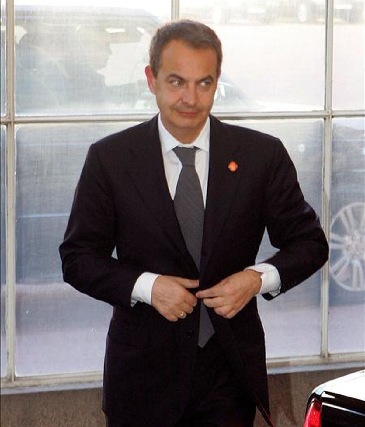 El líder del gobierno español, Jose Luis Rodriguez Zapatero, llega al Palacio de Buckingham en Londres (Reino Unido), para asistir a una recepción ofrecida por la Reina Isabel II previa a la Cumbre del G-20. EFE