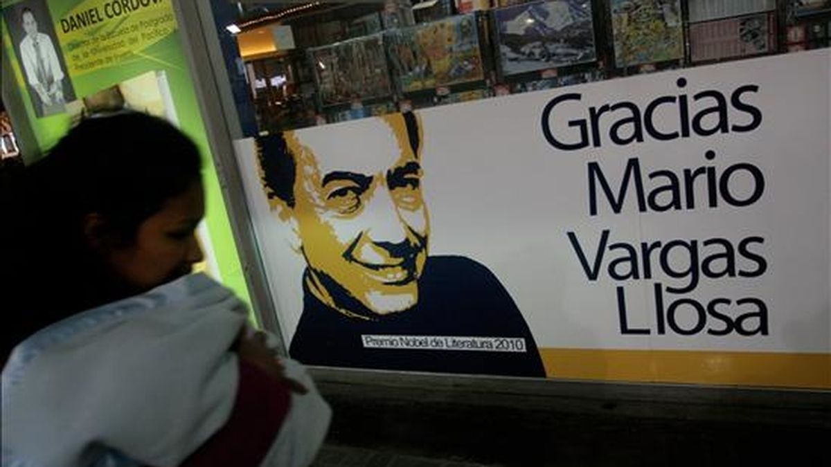 Mario Vargas Llosa es esperado este lunes, en medio de gran expectativa en Lima, adonde llegará tras haber recibido el viernes pasado en Estocolmo el premio Nobel de Literatura 2010. EFE/Archivo Mario Vargas Llosa es esperado este lunes, en medio de gran expectativa en Lima, adonde llegará tras haber recibido el viernes pasado en Estocolmo el premio Nobel de Literatura 2010. EFE/Archivo