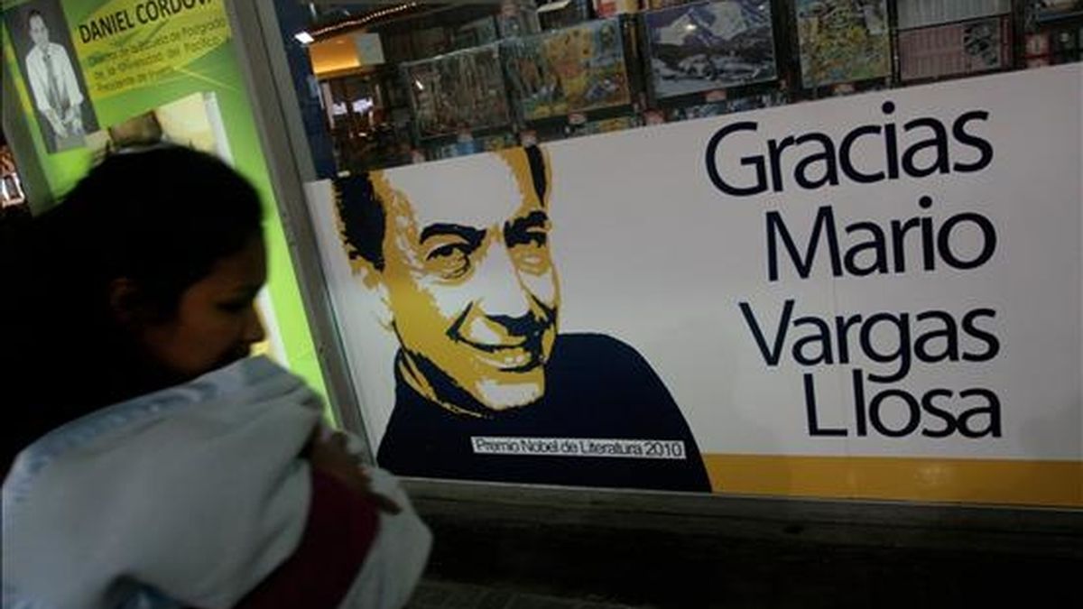 Mario Vargas Llosa es esperado este lunes, en medio de gran expectativa en Lima, adonde llegará tras haber recibido el viernes pasado en Estocolmo el premio Nobel de Literatura 2010. EFE/Archivo