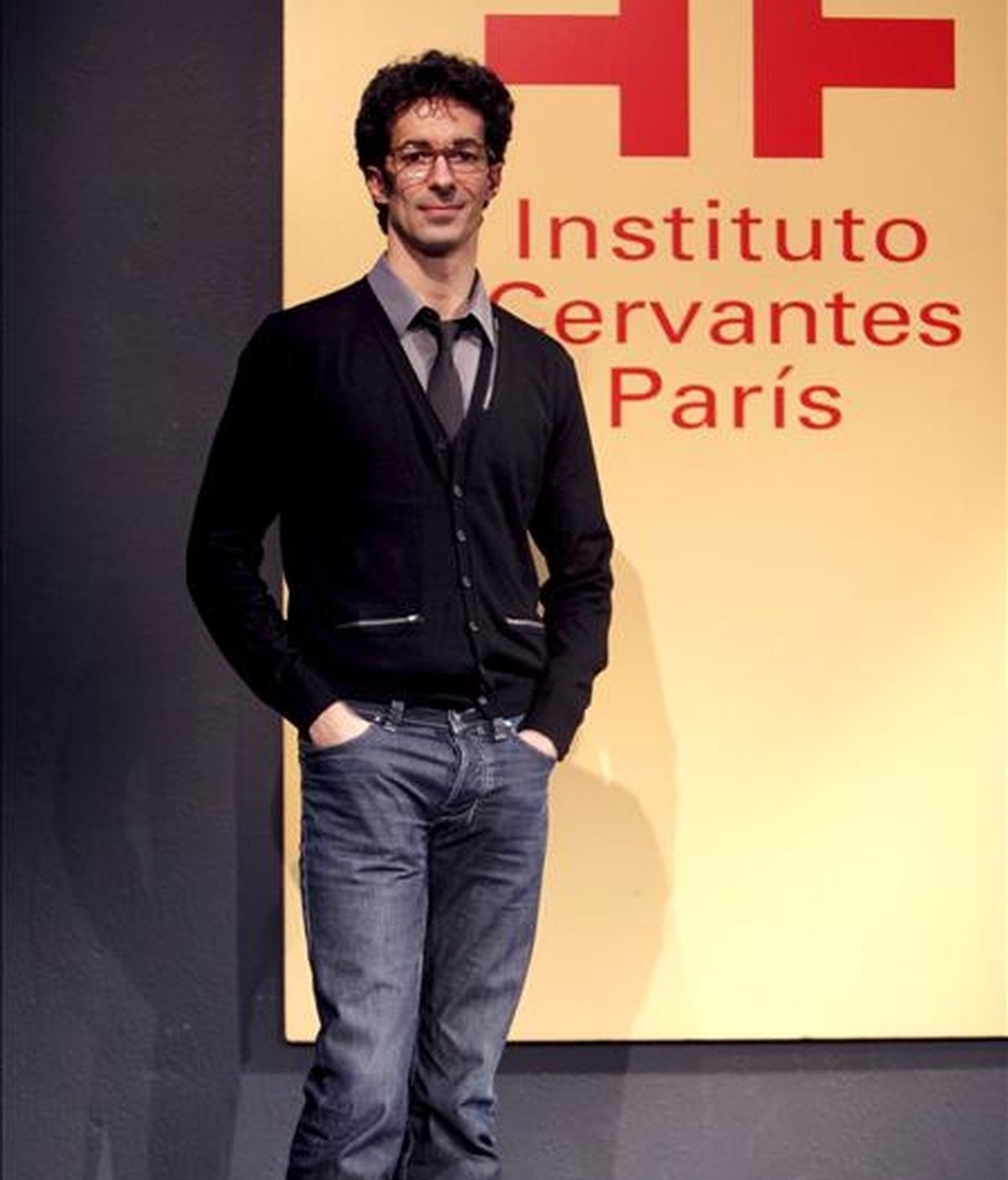 El bailarín estrella de la Ópera de París y coreógrafo José Carlos Martínez (Cartagena, 1969), posa para la prensa hoy en el Instituto Cervantes de París. José Carlos Martínez será el nuevo director de la Compañía Nacional de Danza (CND), en sustitución de Nacho Duato, según ha anunciado hoy en rueda de prensa la ministra de Cultura, Ángeles González-Sinde. EFE