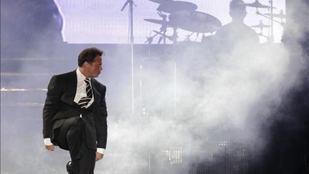 En la primera de sus cuatro noches consecutivas en el estadio del club Vélez Sarsfield, la estrella de la canción romántica, abrió el concierto con "Así es el amor". EFE/Archivo