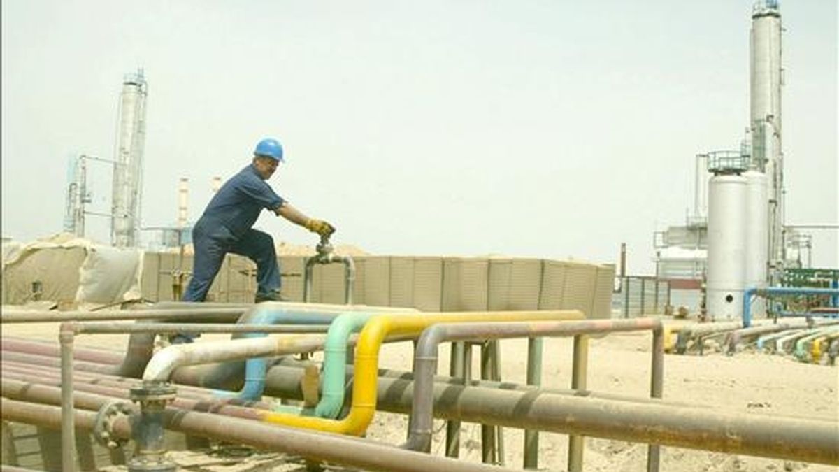 Un operario abre una válvula en una refinería. EFE Un operario abre una válvula en una refinería. EFE