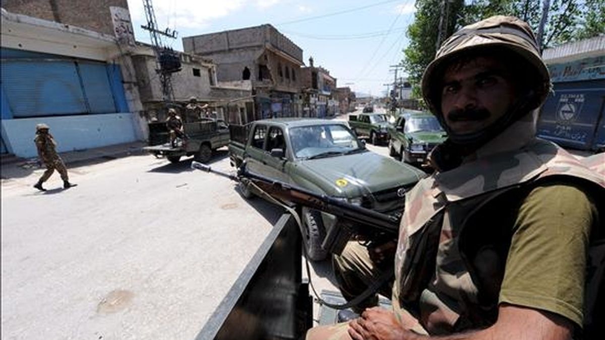Tropas paquistaníes patrullan por una calle de Mingora, la principal ciudad del valle de Swat. EFE/Archivo