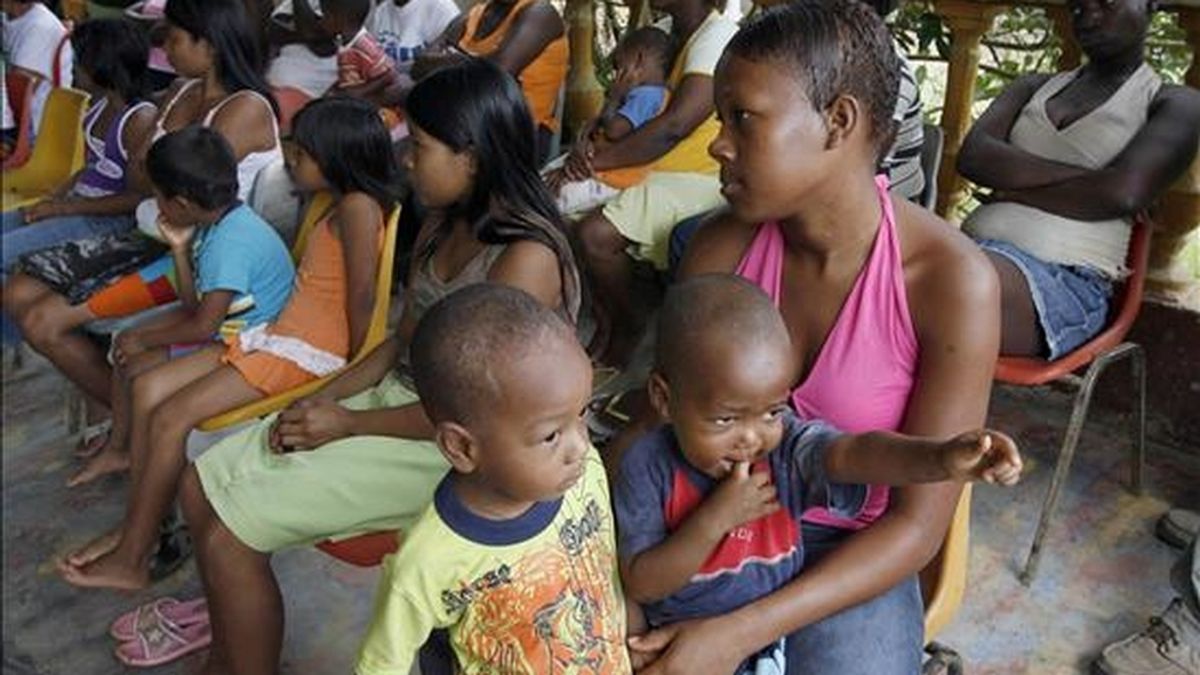 Fotografía de archivo del 25 de febrero de 2009, de un grupo de mujeres indígenas y afrocolombianas que espera su turno para denunciar, ante el secretario general adjunto de la ONU para Asuntos Humanitarios John Holmes, su situación como desplazados por el conflicto armado, en un barrio marginal de Quibdó (Colombia). EFE/Archivo