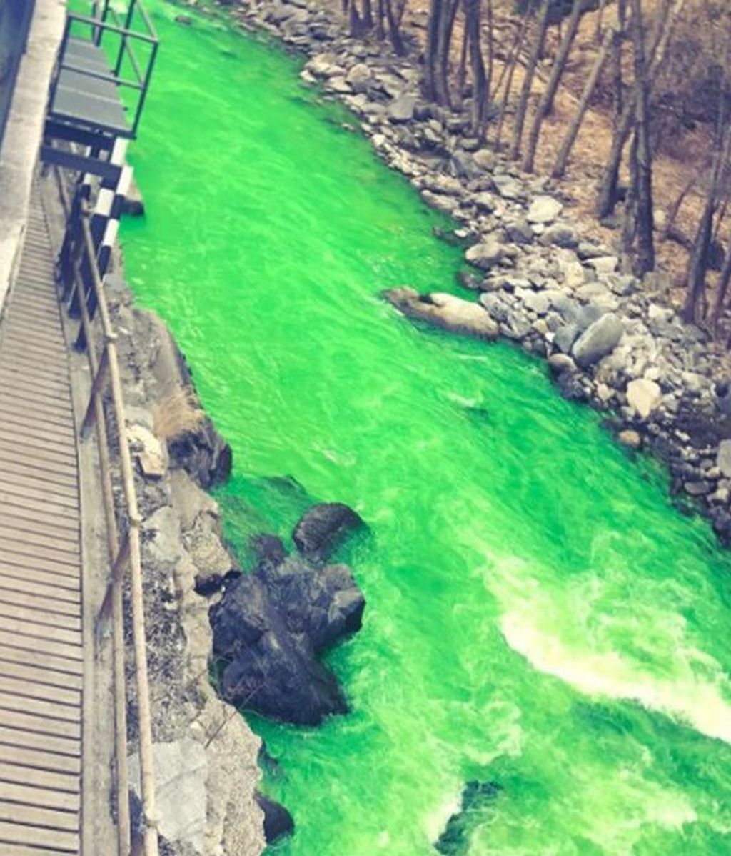 El río Valira se tiñe de verde