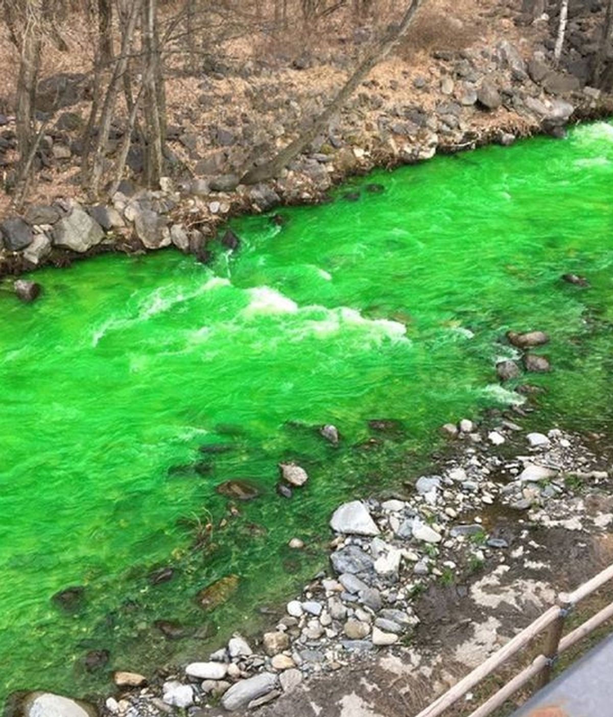 Río Valira de color verde