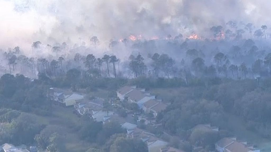 Evacuadas centenares de casas amenazadas por un incendio en Florida