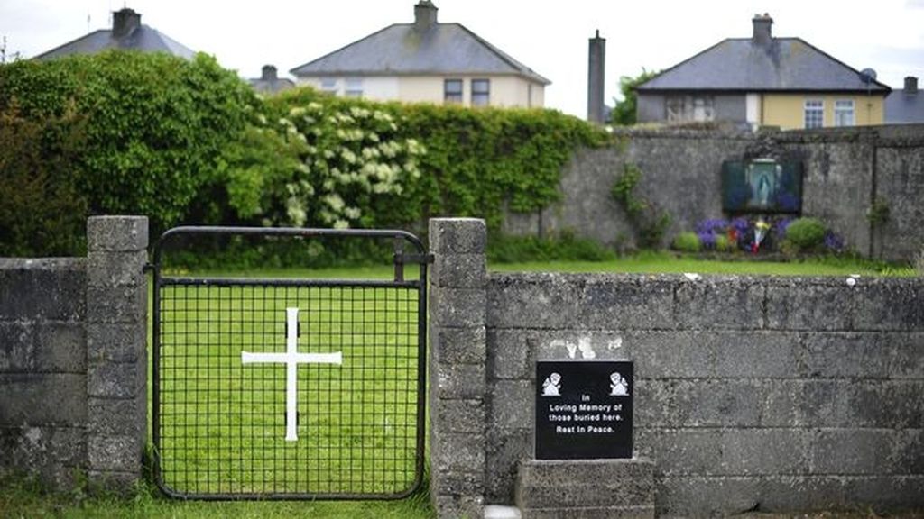 Hallan restos de bebés y niños enterrados en un convento de Irlanda