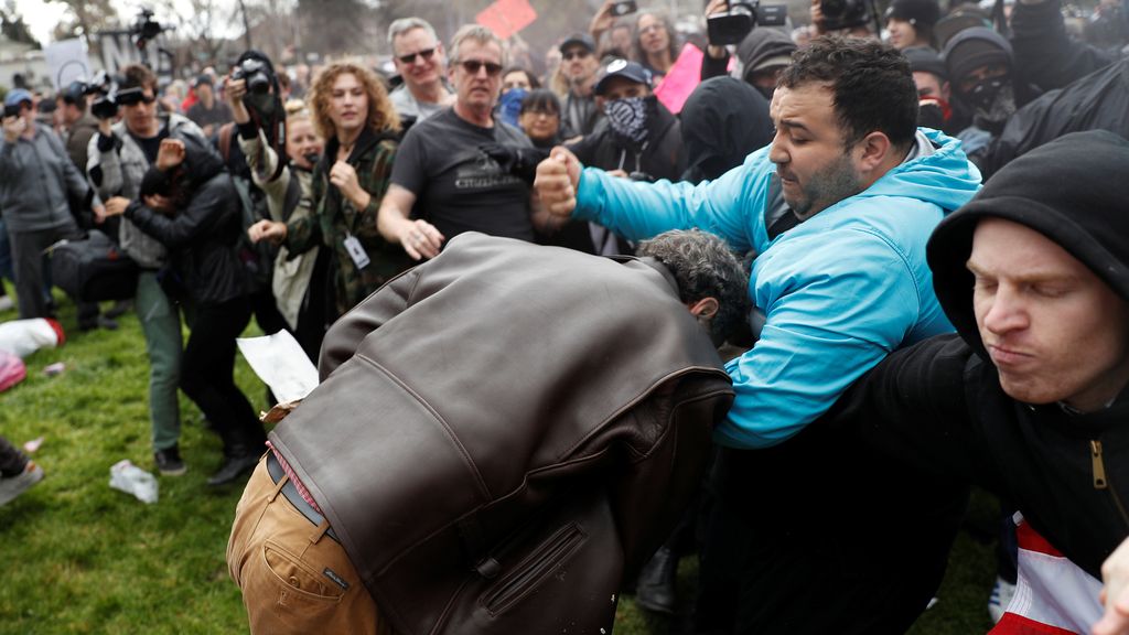 Batalla campal en Berkeley entre partidarios y detractores de Trump