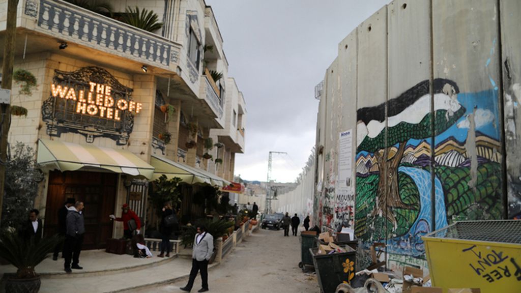 Banksy inaugura en Cisjordania un hotel con vistas al muro de separación