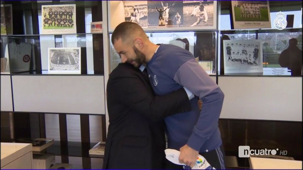 El cariñoso abrazo de Florentino a Benzema por sus 350 partidos en el Real Madrid