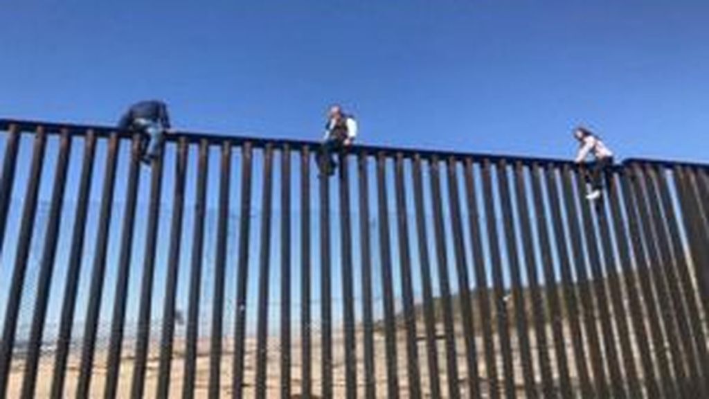 Escala el muro para demostrar a Trump "lo innecesario" de su plan