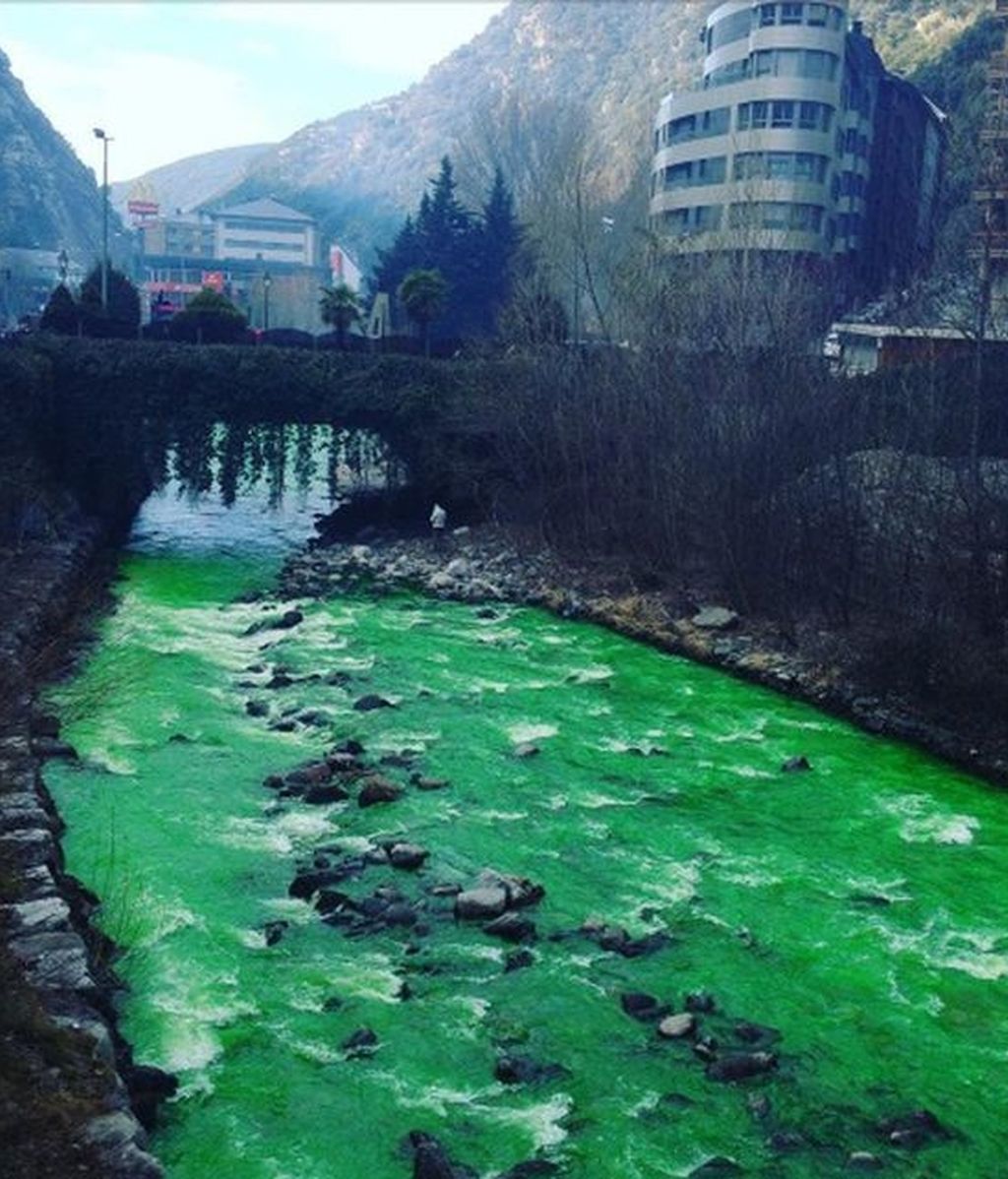 El río Valira se tiñe de verde