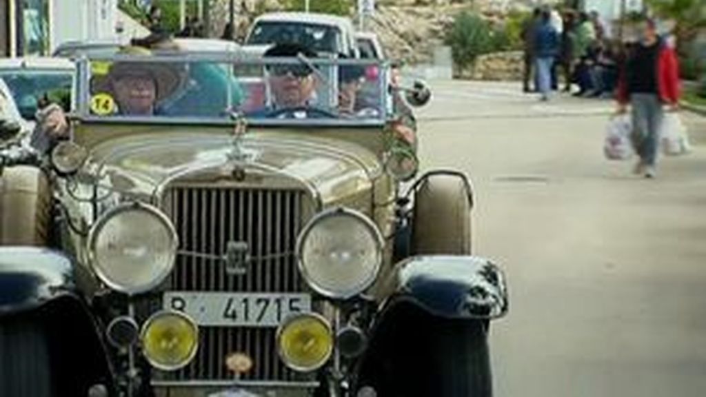 Decenas de coches de época toman la carretera entre Barcelona y Sitges