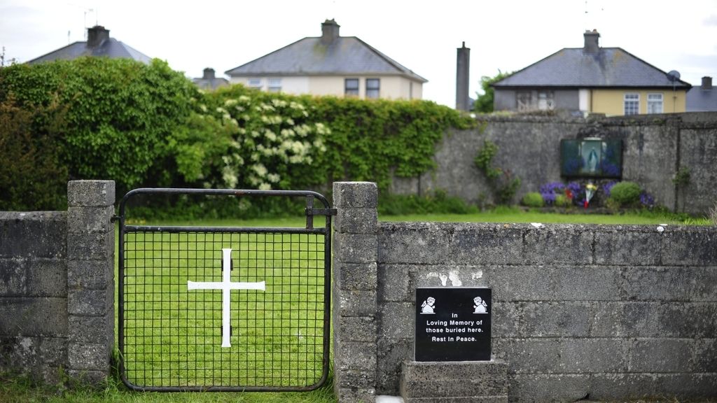 Hallan restos de bebés y niños enterrados en un convento en el oeste de Irlanda