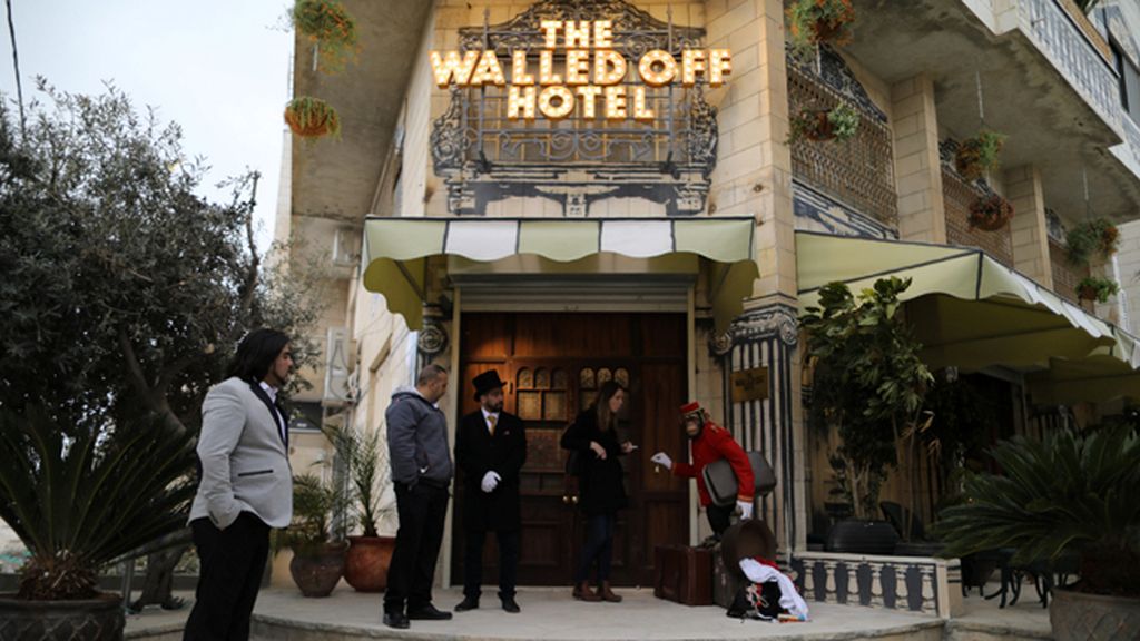 Banksy inaugura en Cisjordania un hotel con vistas al muro de separación
