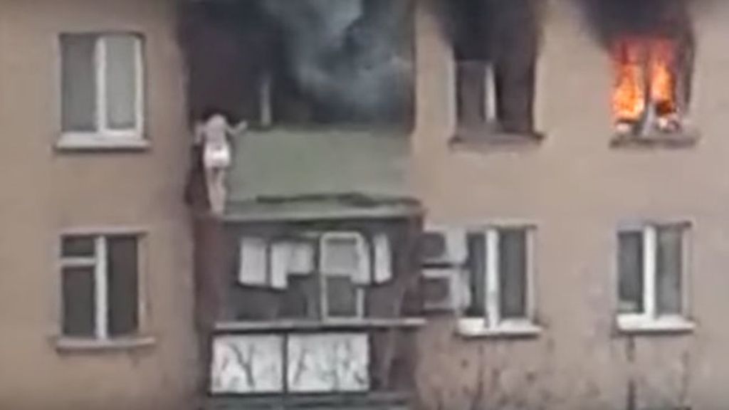 Angustioso momento: una mujer salta de un 8º piso durante un incendio