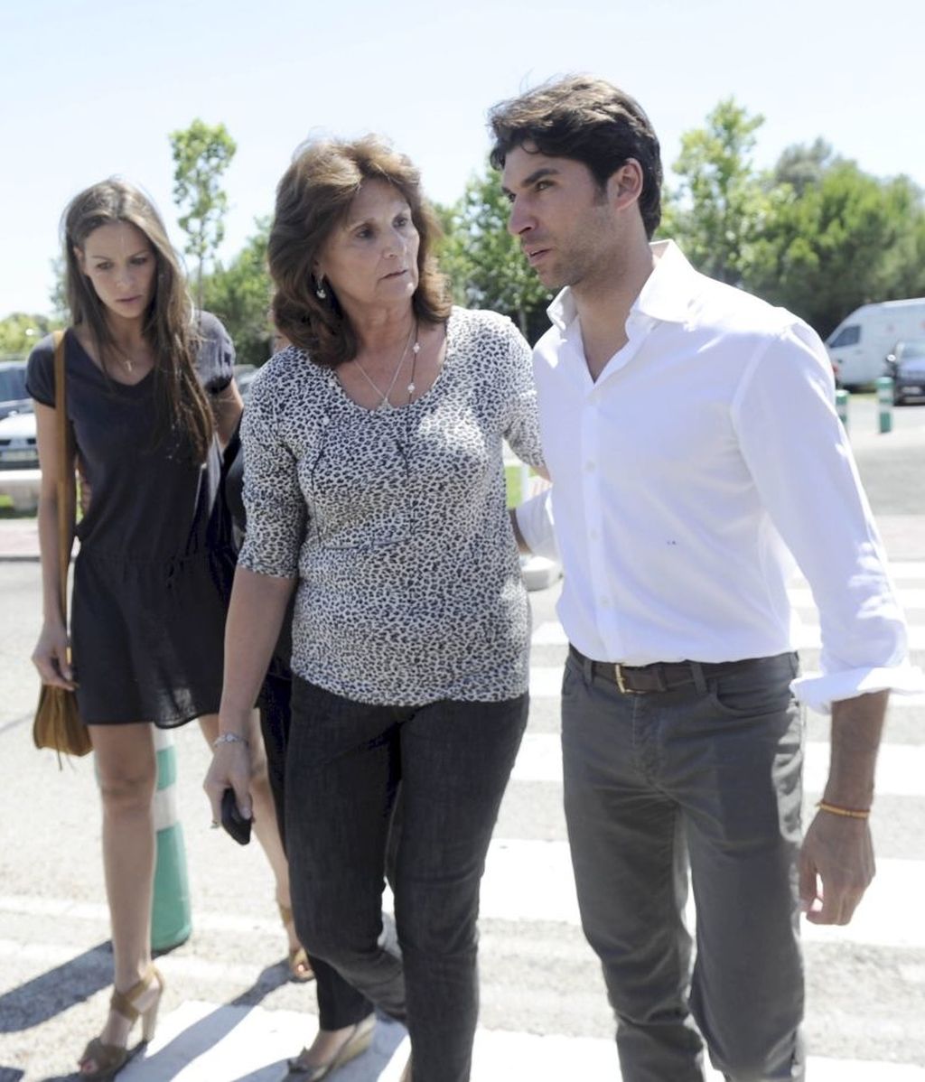 Cayetano Rivera acompañado por su novia, Eva González