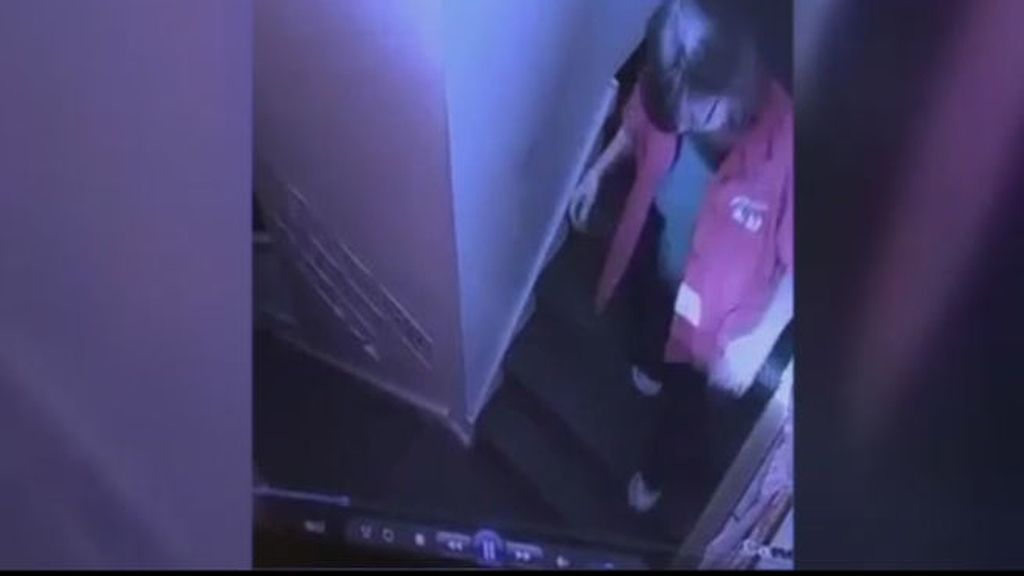 Una trabajadora de una guardería empuja por las escaleras a una niña de cuatro años