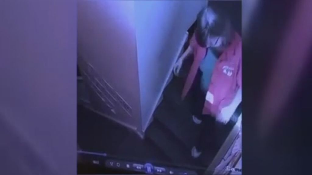 Una trabajadora de una guardería empuja por las escaleras a una niña de cuatro años