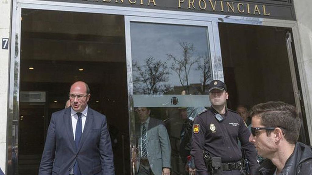El presidente de Murcia dice ahora que sólo dimitirá si hay una "imputación formal"