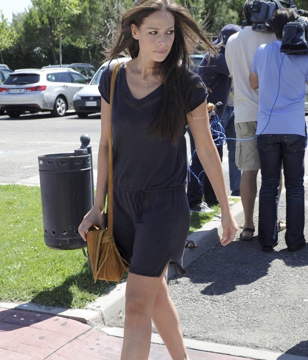 Cayetano Rivera acompañado por su novia, Eva González