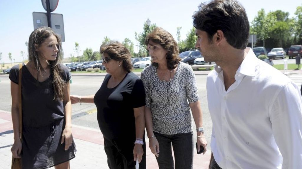 Cayetano Rivera acompañado por su novia, Eva González