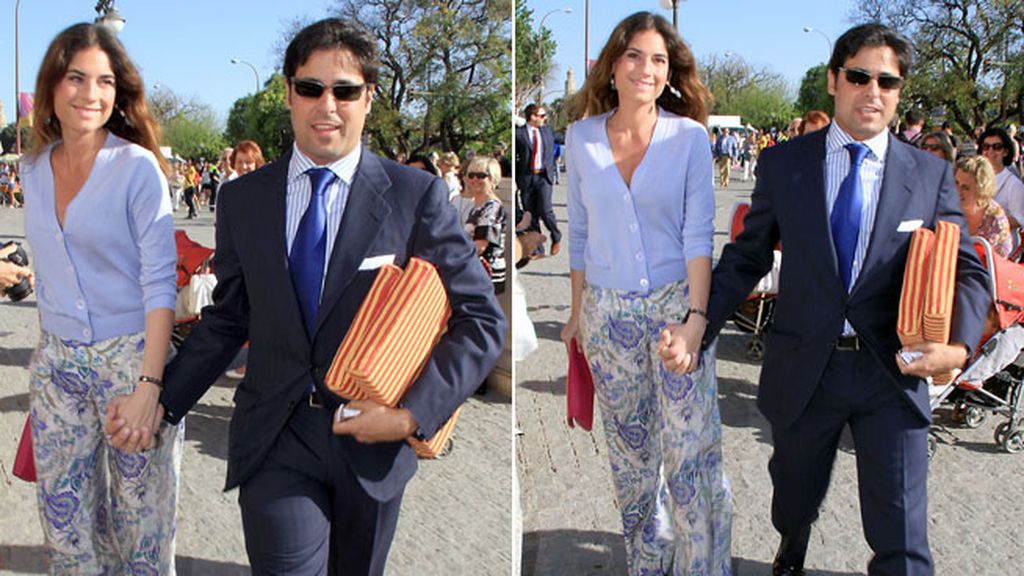 La pareja a la entada de la plaza de toros