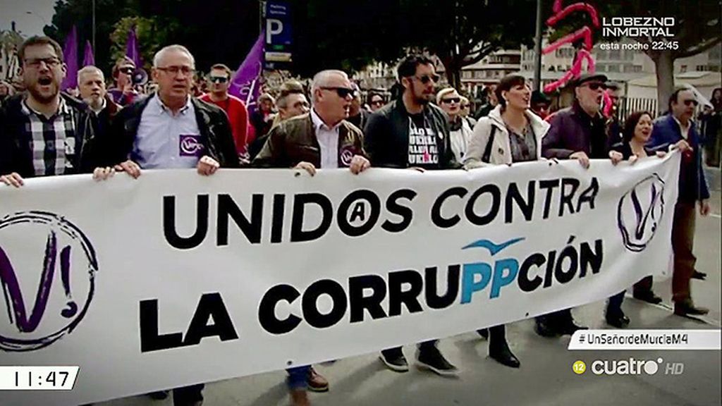Miles de murcianos protestan en la calle contra la corrupción