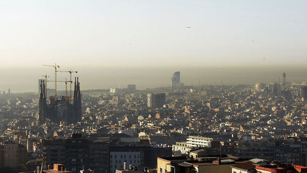 Barcelona prohíbe circular a coches contaminantes a partir del 2019