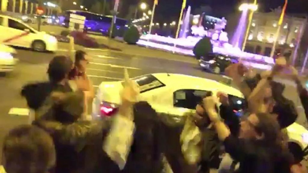 ¡Los culés, en Cibeles! Un taxista desata la locura en Madrid tras la remontada del Barça