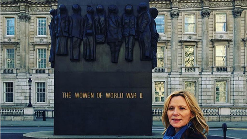 Kim Catrall lo celebra junto al Monumento a las Mujeres de la Segunda Guerra Mundial