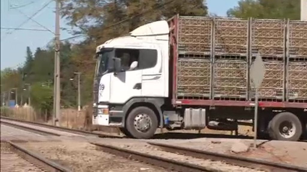Un tren parte por la mitad a un camión al arrollarlo en un paso a nivel en Chile