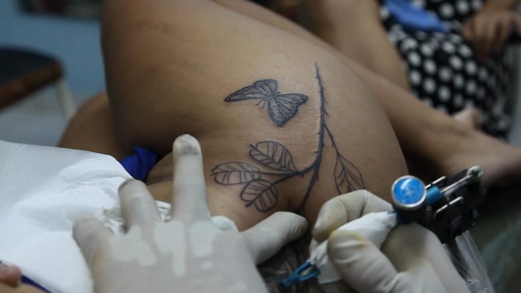 Los tatuadores clandestinos de la Habana: Patria, socialismo o tatoo