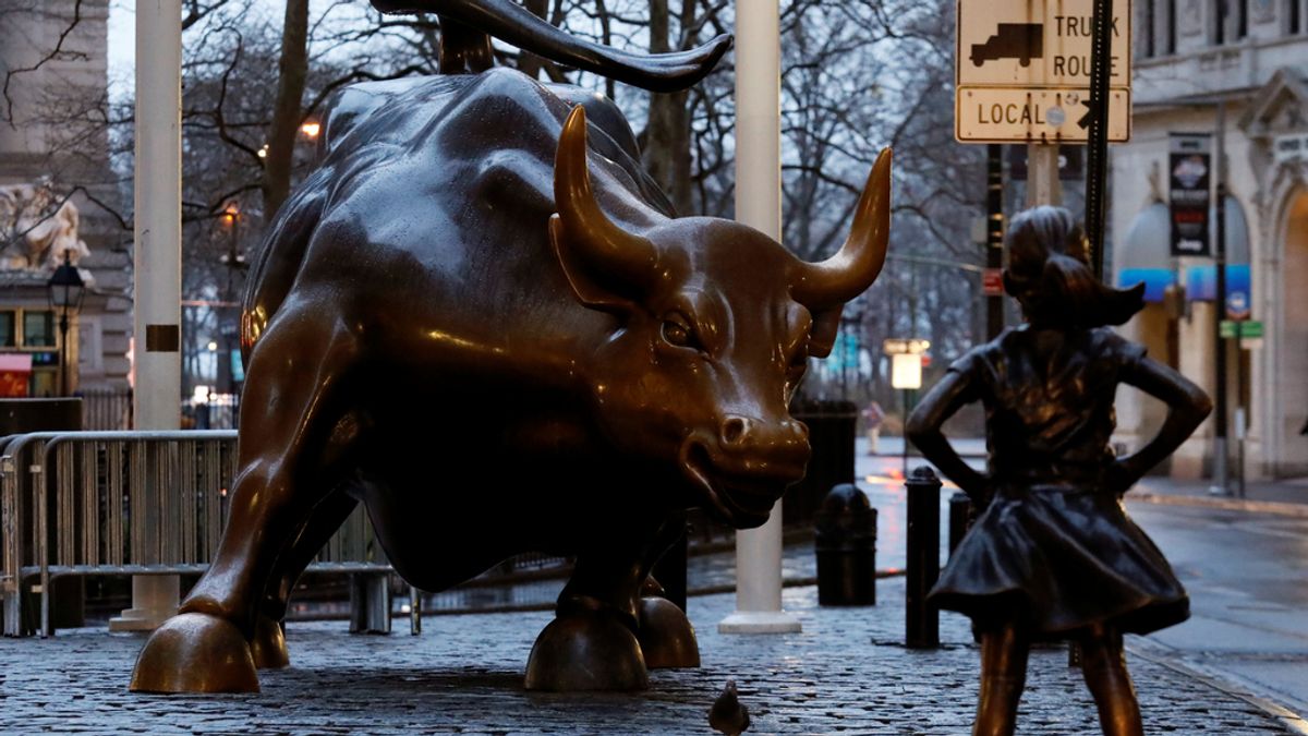 La niña que mira sin miedo y desafiante a los directivos de Wall Street